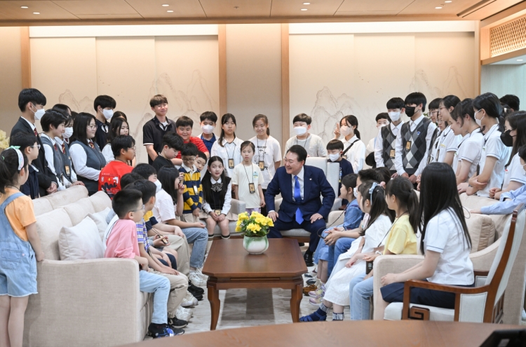 Yoon gives children tour of presidential office