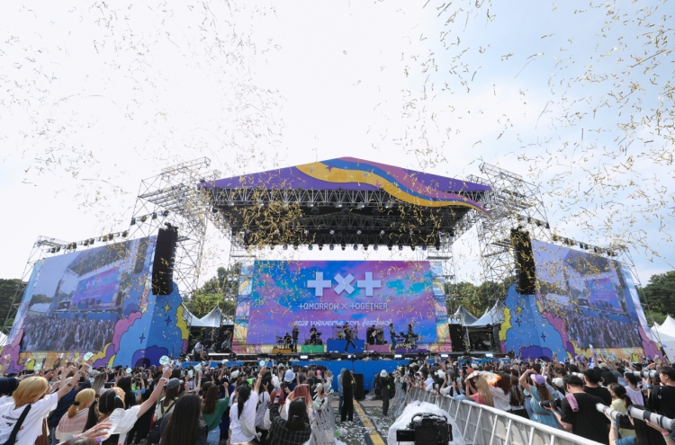 K-pop fans connect at 2023 Weverse Con Festival