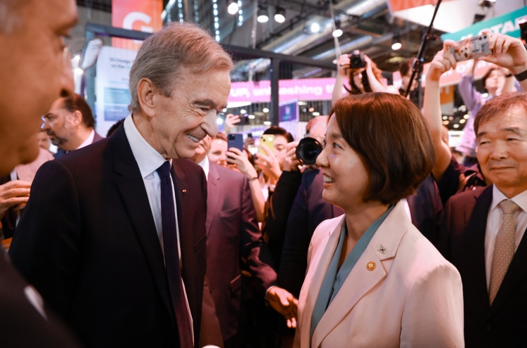 Korea’s startups minister meets with LVMH chief at Paris tech show