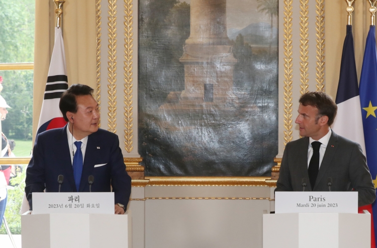 Yoon, Macron discuss tech cooperation, regional security