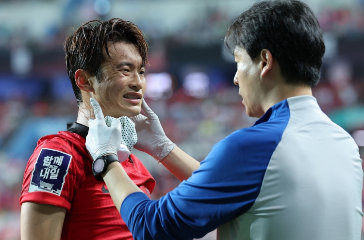 National football team defender Kim Jin-su likely out 2 months with orbital fracture