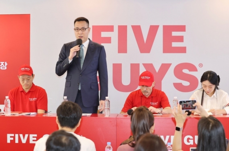 [Photo News] Hanwha heir celebrates 1st Five Guys store opening