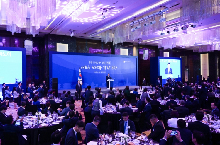 Yoon challenges S. Korean businesses to invest in Vietnam