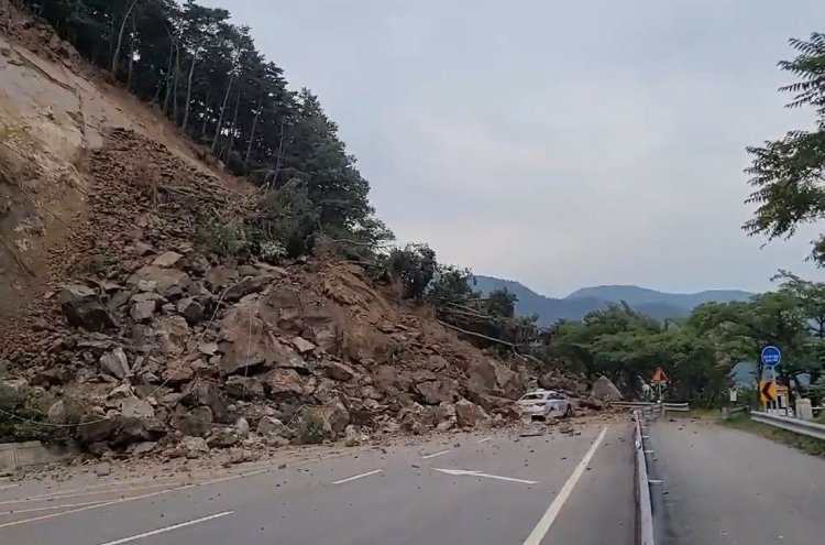 Landslide hits taxi in Jeongeup, but driver escapes unhurt