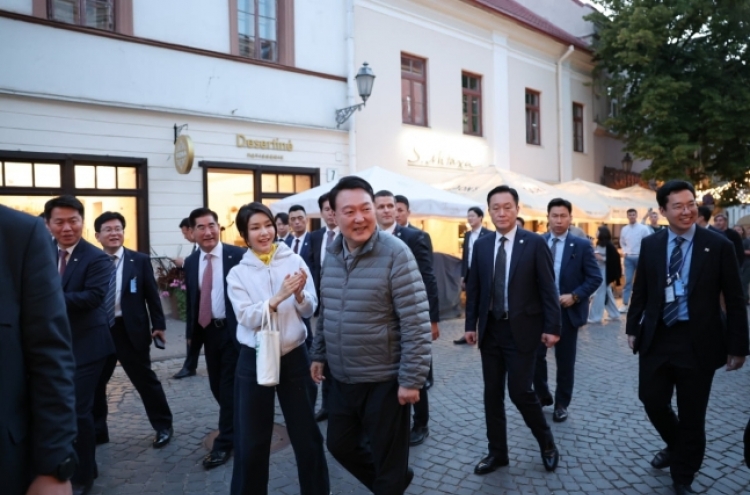 US senator unexpectedly meets Yoon in Lithuania, bursts into ‘American Pie’