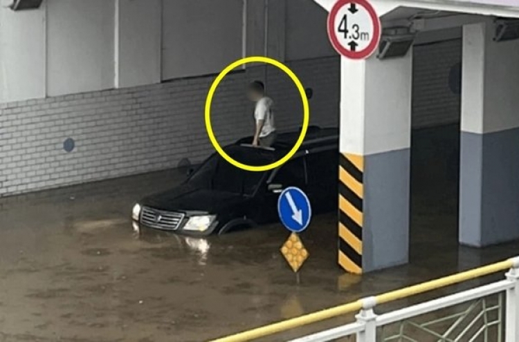 Man standing out of submerged car sunroof dubbed 'Sunroof Jwa'