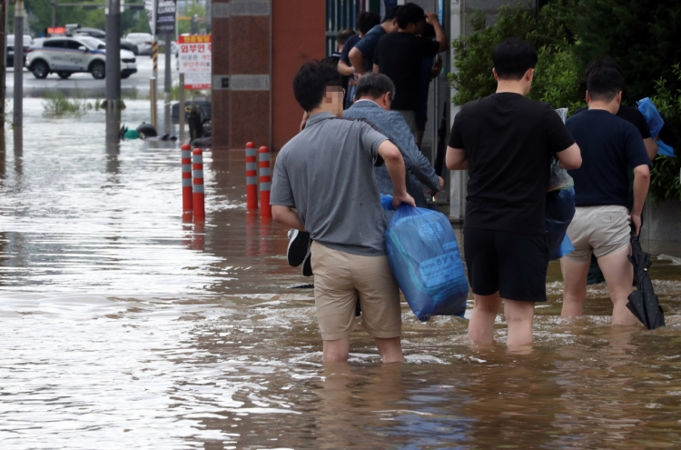 [Photo News] Commuting scenes after heavy rains batter S. Korea