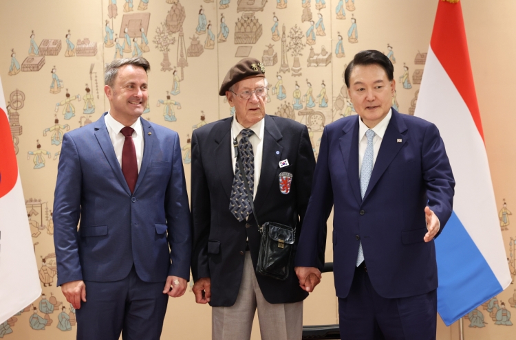 Yoon meets with Luxembourgish veteran of Korean War