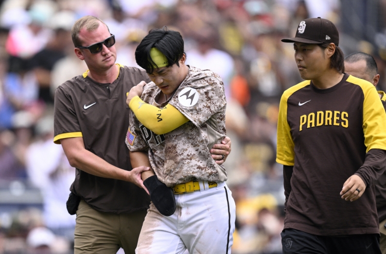 Padres' Kim Ha-seong leaves game with shoulder injury