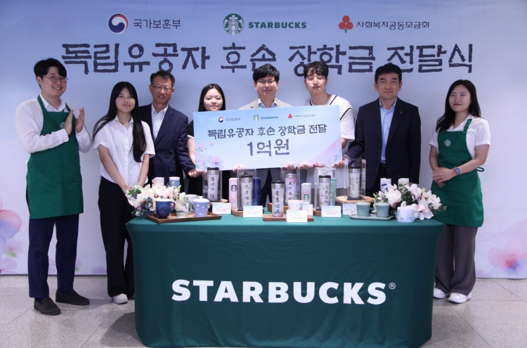 Starbucks Korea gives scholarships to patriots' descendants