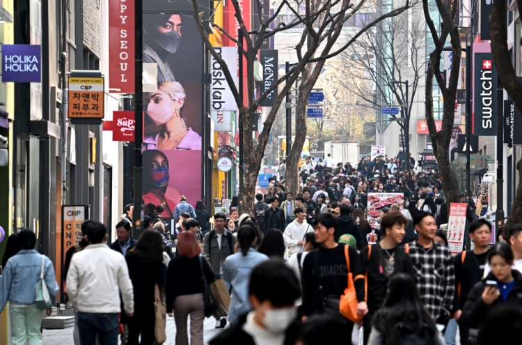 Chinese group tourists lift hopes for Korean fashion, pharma firms