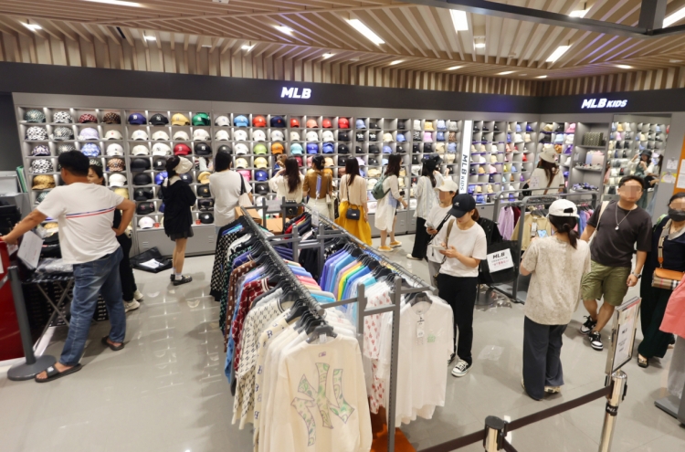 Chinese group tourists lift hopes for Korean fashion, pharma firms