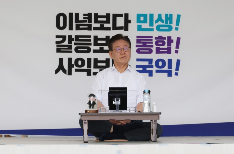 Launching hunger strike, opposition chief says Yoon is ‘ruining Korea’