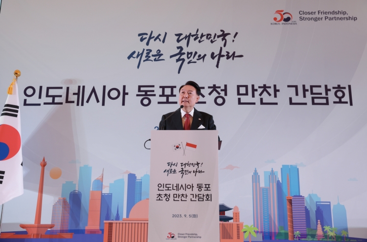 Yoon meets S. Korean residents in Indonesia