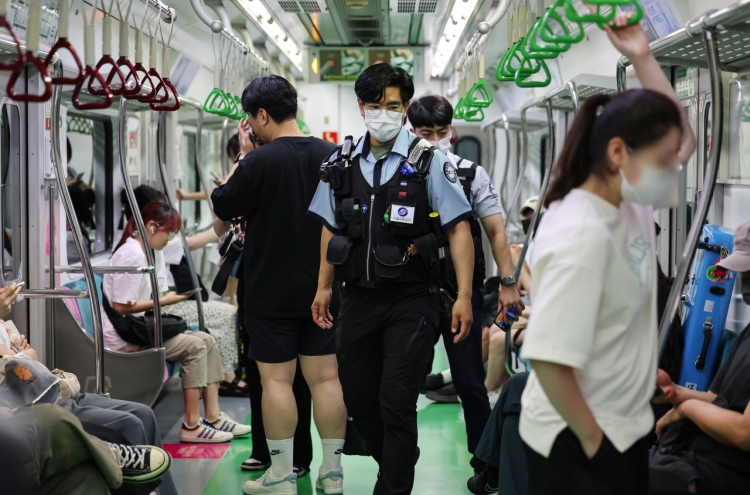 4 injured after false crime alert on Seoul subway