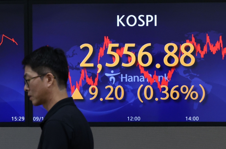 Seoul shares snap 4-day losing streak ahead of key economic data