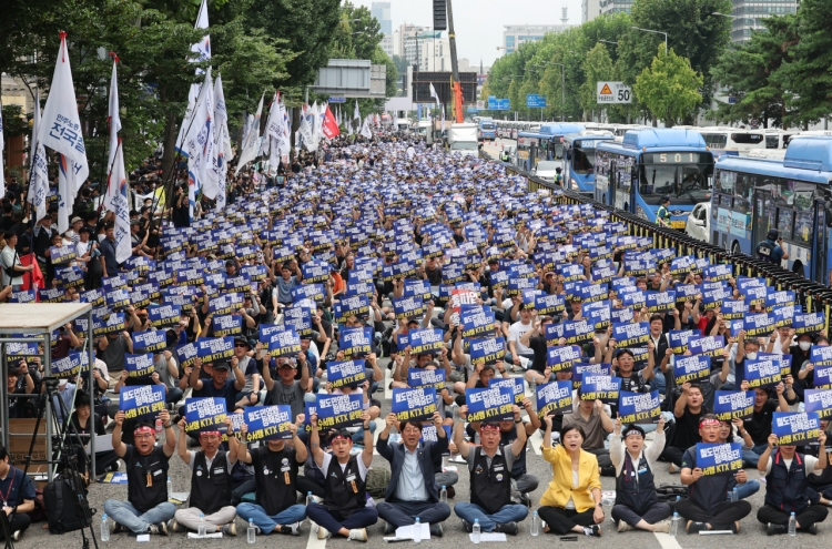 Rail workers' 4-day strike comes to end; train services to normalize by night