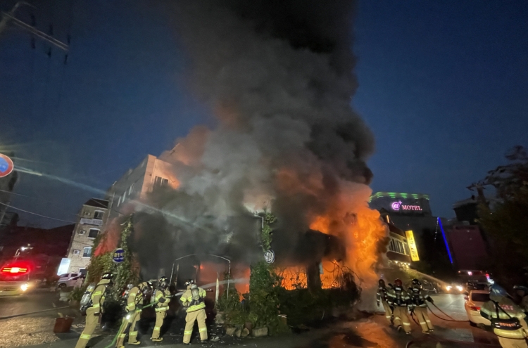 Uzbek man risks life to save Korean woman from blaze
