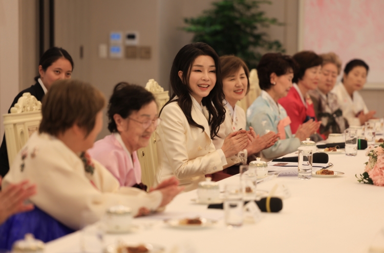 First lady meets with Korean women residing in Japan