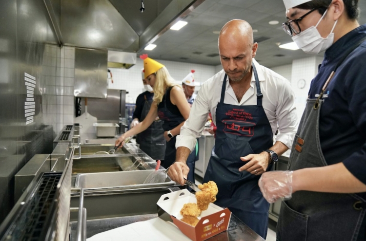 [Photo News] Diplomats frying chicken