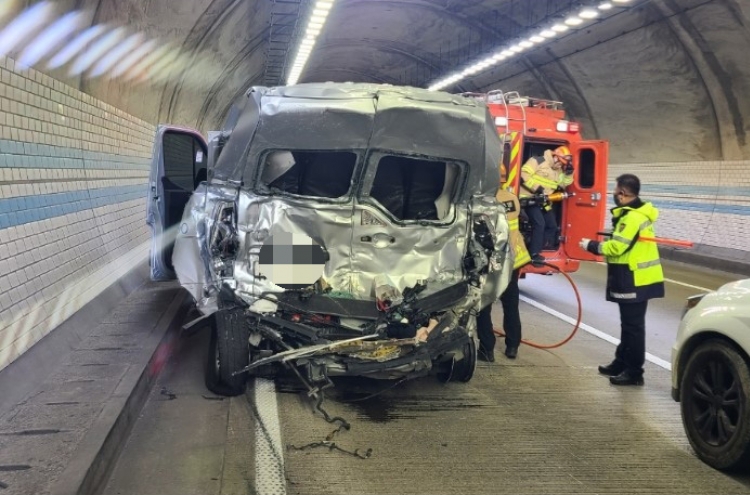 2 dead, 1 in cardiac arrest in bus-van crash inside tunnel in central region