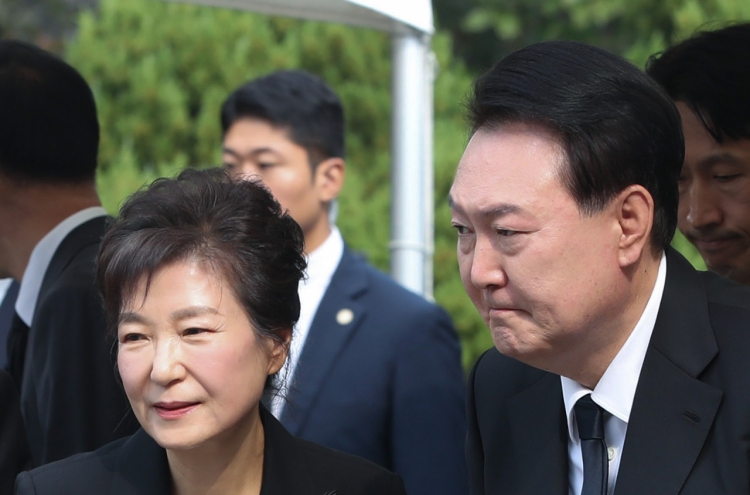 Yoon meets Park, honors father in gesture of conservative unity