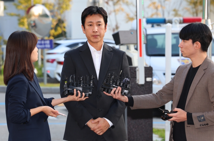 ‘Parasite’ actor Lee Sun-kyun submits drug test samples