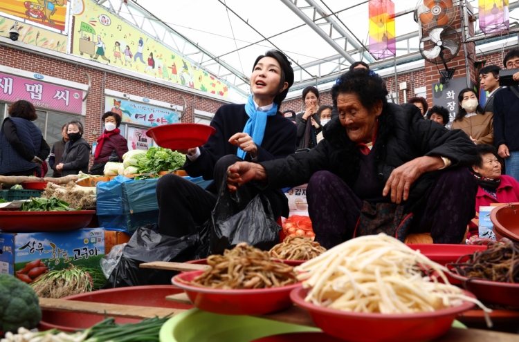 First lady visits lepers at hospital in Goheung