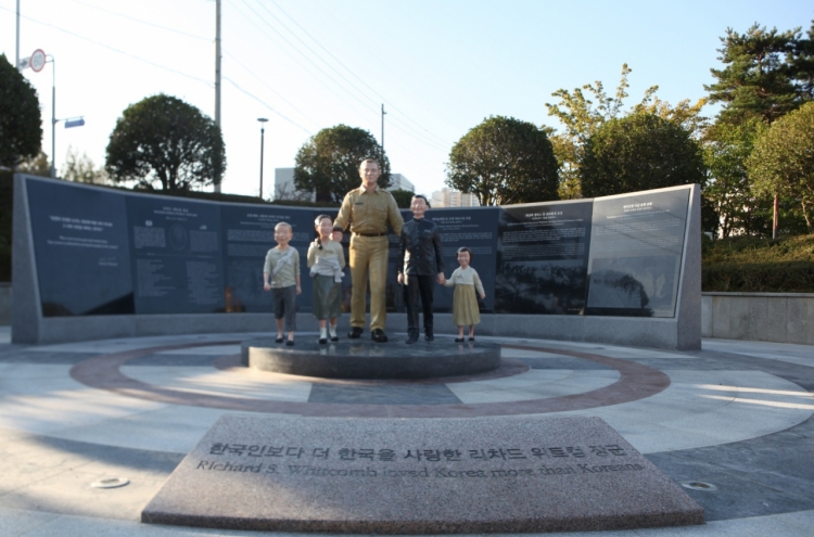 Memorial sculpture of US general unveiled at UN Peace Park, Busan