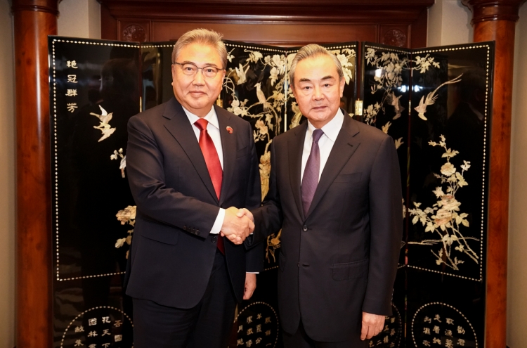 FM Park holds talks with China's Wang ahead of trilateral talks with Japan