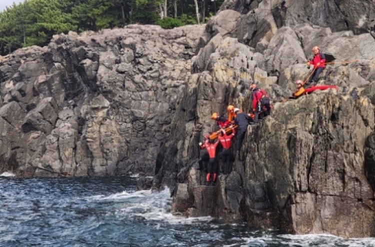 Man falls off Jeju cliff trying to capture 'photo of life'