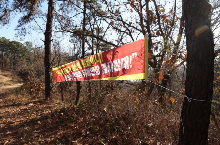 'Dictator out': Paju residents reject ex-president's remains