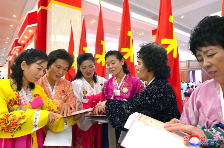 N. Korea doles out gifts to participants in mothers' conference