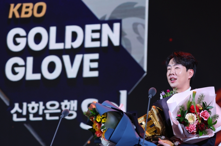 Inspired by fan's gift, star KBO outfielder captures 1st Golden Glove