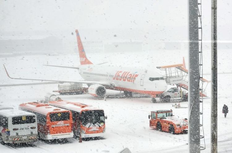 Fierce winter weather grounds Jeju flights, stalls traffic