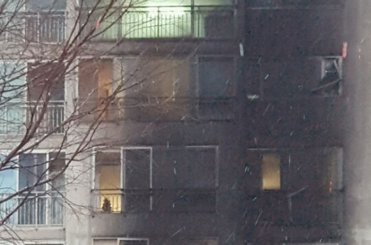 Christmas tragedy: Father dies after 4th floor jump with child to escape fire