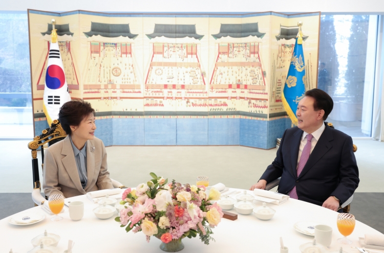 Yoon, ex-President Park meet over lunch at presidential residence