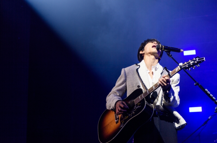 [Herald Review] Singer-songwriter Lee Seung-yoon rings in New Year with fans