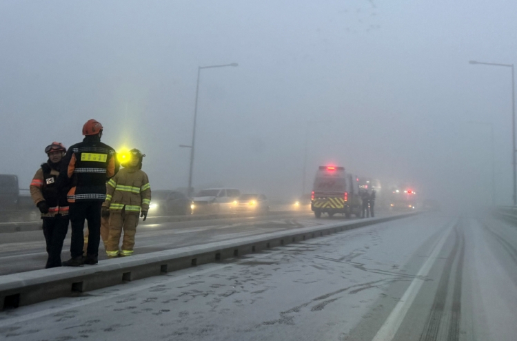14 injured in 2 pileups on icy bridges in Sejong
