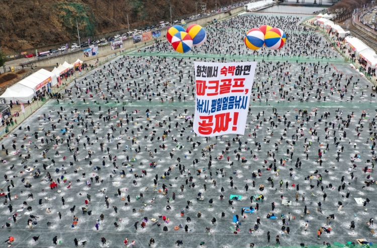 Annual ice fishing fest in Hwacheon surpasses 1m visitors