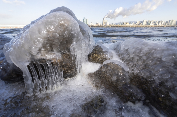 Cold wave halts airplanes, freezes water meters