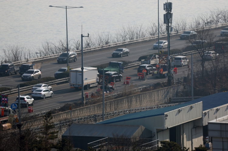 Midnight street race crash at Seoul highway injures 3