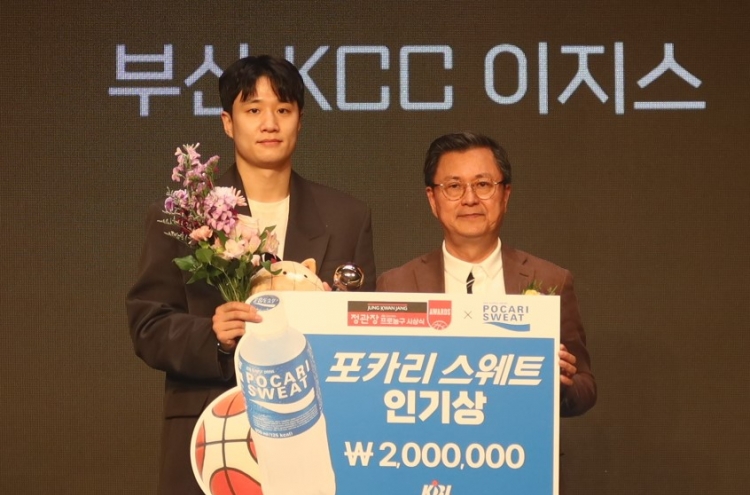 Heo Ung wins KBL Pocari Sweat Popularity Award