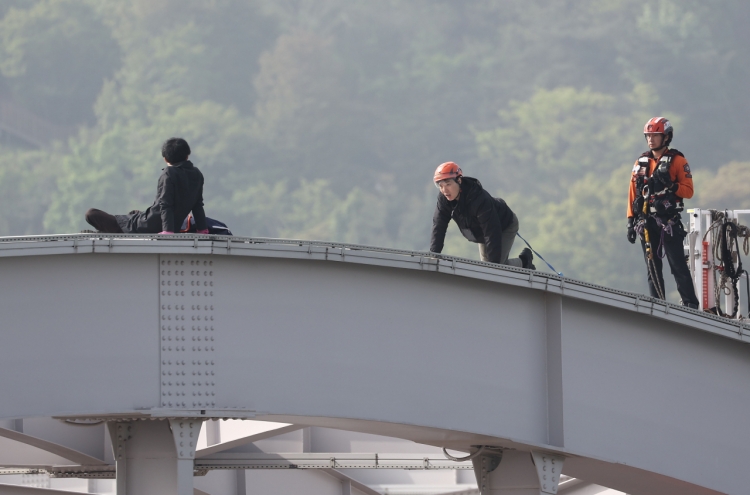 Man nabbed for protest on top of Han River bridge