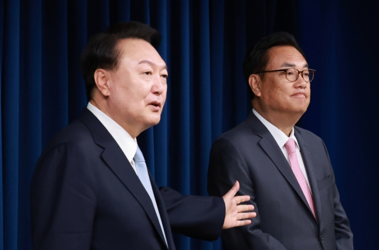 Yoon seeks rebound, taps 5-term lawmaker as chief of staff