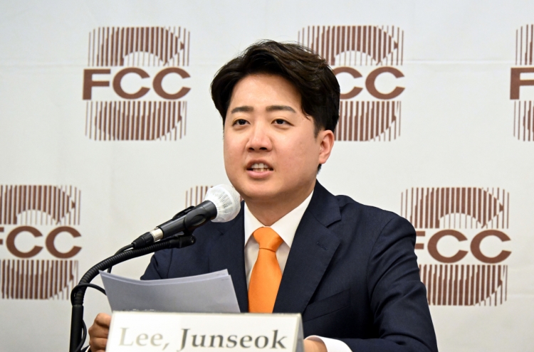 Lee Jun-seok hints at presidential run