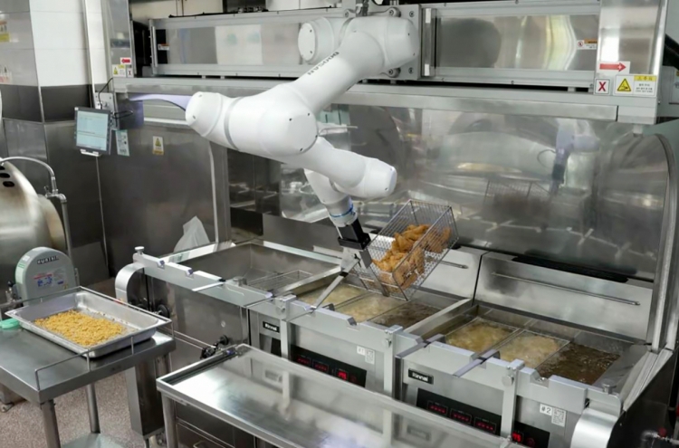 [Photo News] Robot cook at school