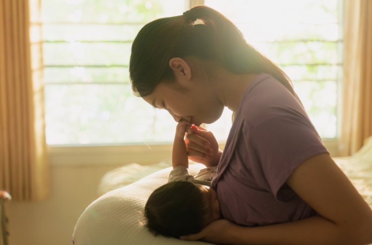 Seoul's one-to-one postnatal care helps new moms breastfeed