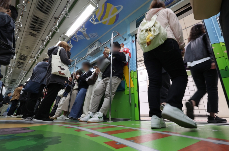 'Seatless car' expanded to Seoul Metro's Line 7