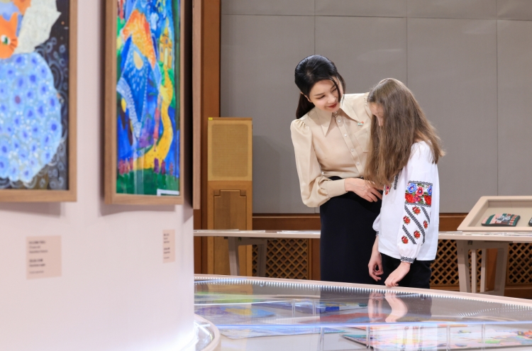 First lady attends exhibition by Ukrainian children